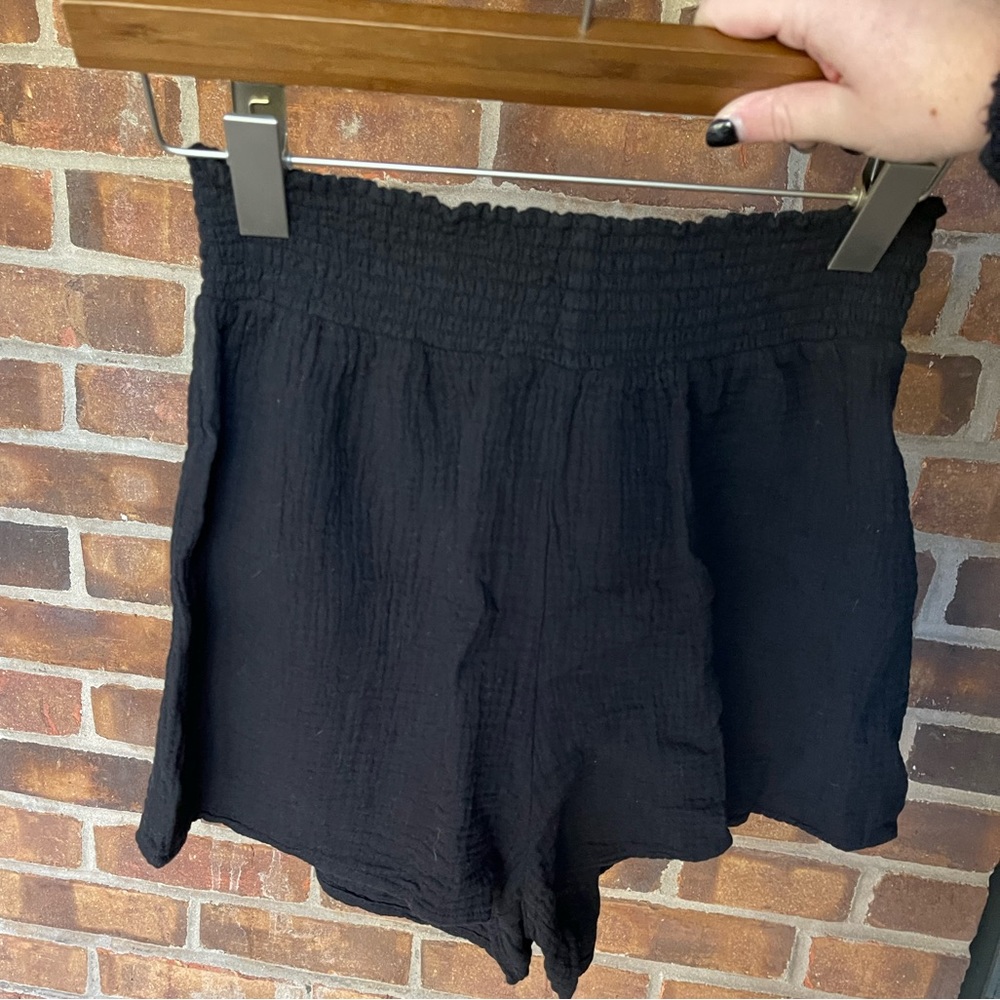 Bobi flowy black shorts - perfect to wear at the beach